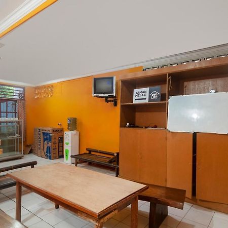 Отель Oyo Life 3034 Taman Melati Депок Экстерьер фото