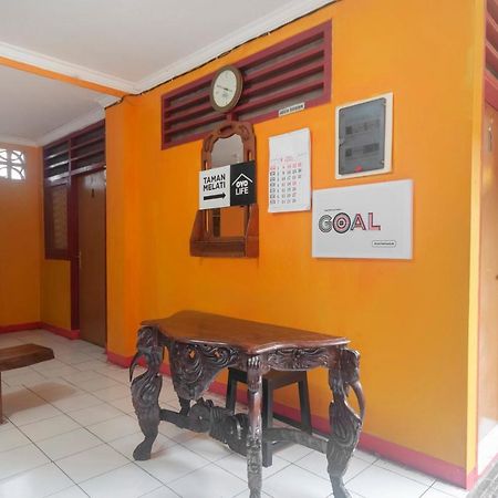 Отель Oyo Life 3034 Taman Melati Депок Экстерьер фото