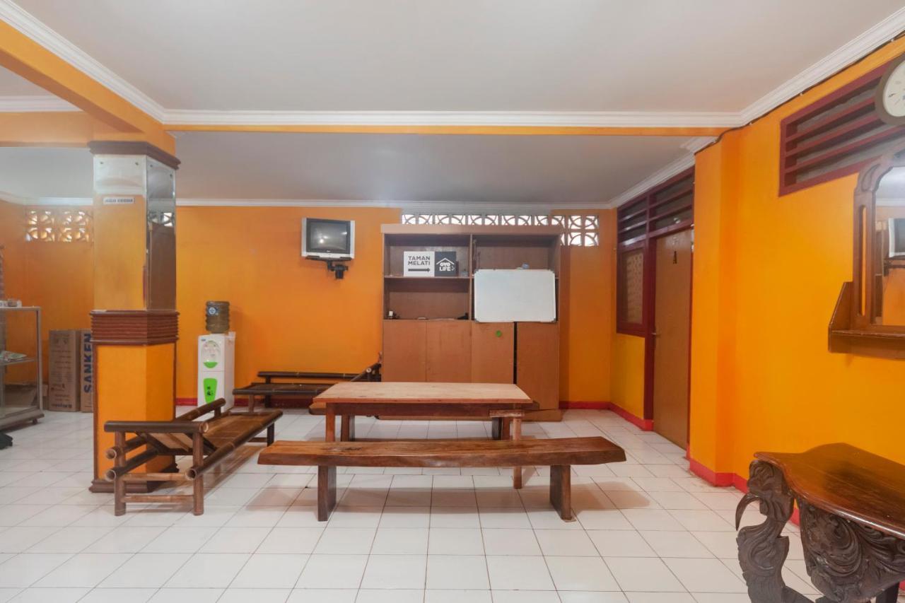 Отель Oyo Life 3034 Taman Melati Депок Экстерьер фото